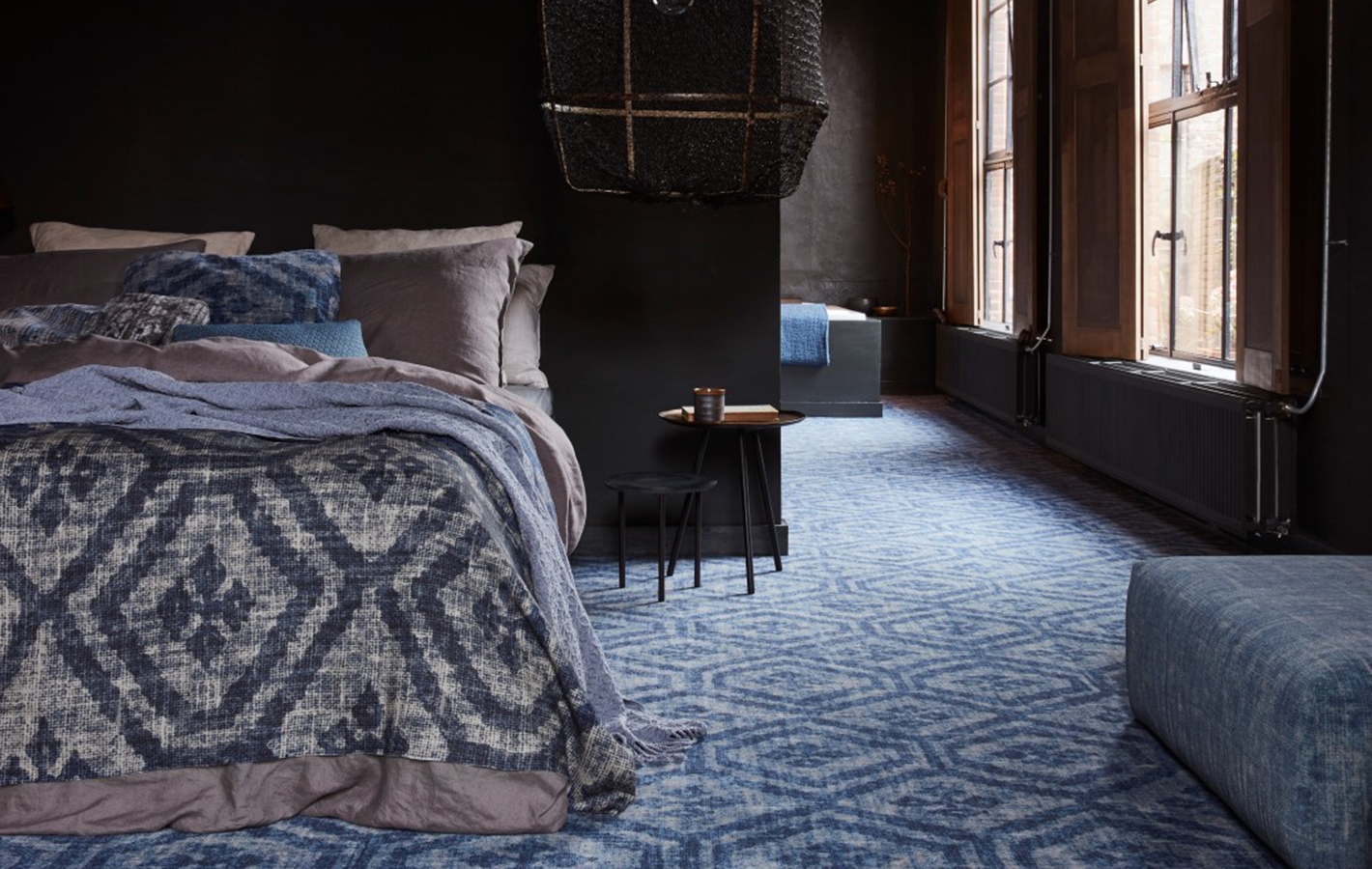 Een Denim Blue Desso&Ex tapijt voor een rustgevend effect in je slaapkamer