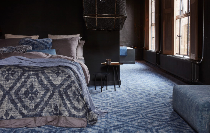 Een Denim Blue Desso&Ex tapijt voor een rustgevend effect in je slaapkamer